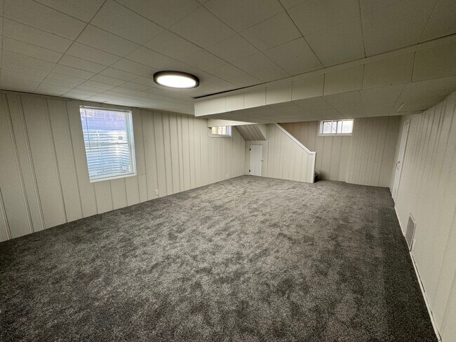 Building Photo - 1002 B St