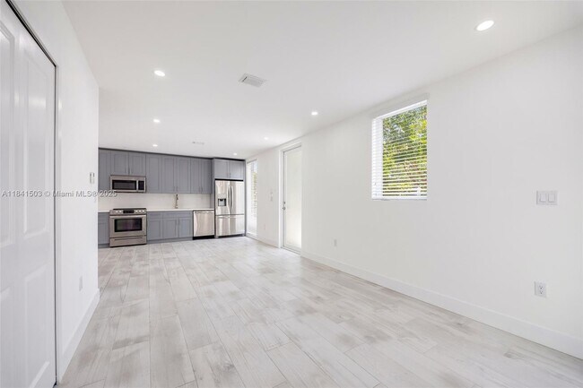 Building Photo - 3823 Thomas Ave