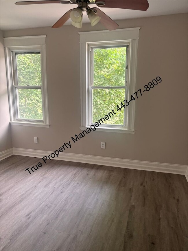 Building Photo - Spacious 3 Bedroom Home with Backyard & In-Unit Washer/Dryer