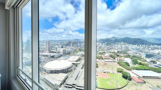 Building Photo - 2 BEDROOM HIGH FLOOR UNIT IN KAKAAKO