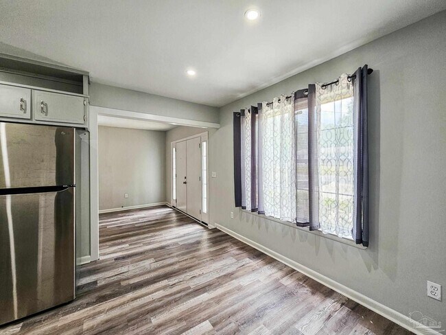 Building Photo - 4770 Skyline Dr