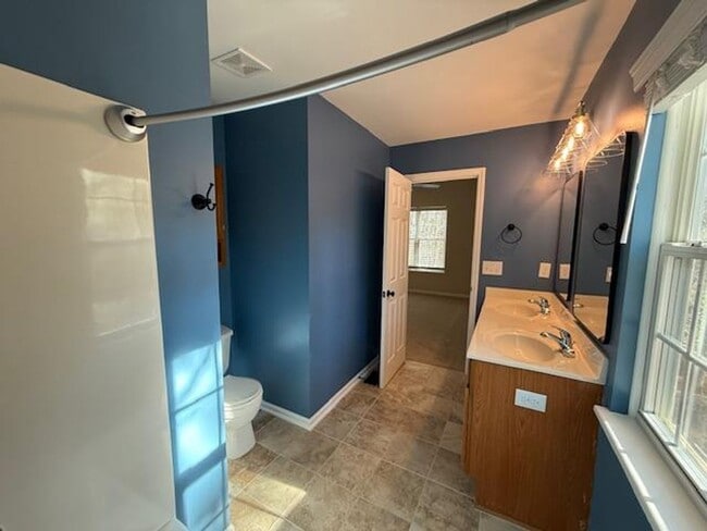 Building Photo - 201 Holmby Ct