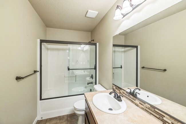 Building Photo - $500 gift card with lease signed by 7/10/25