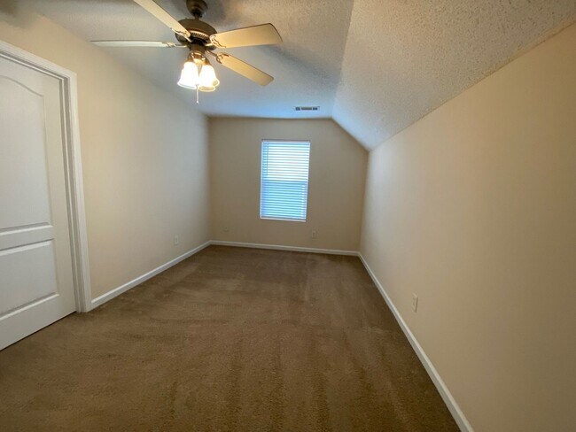 Building Photo - ROOMMATE MATCHING ONLY - PRE-LEASING FOR AUGUST 1 2026! 1/2 Off Deposit!