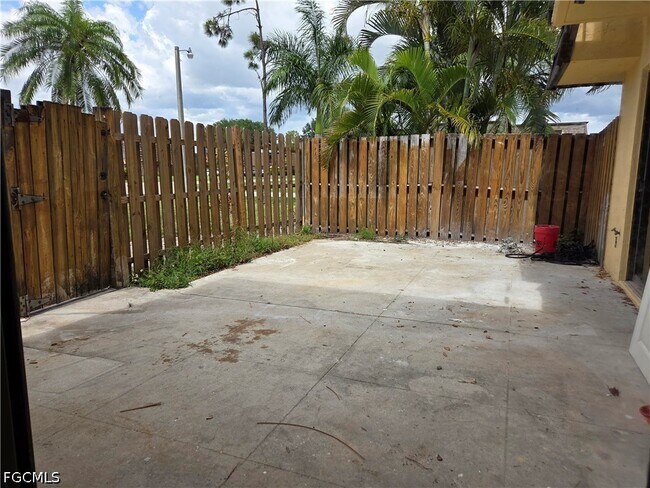 Building Photo - 1608 Park Meadows Dr