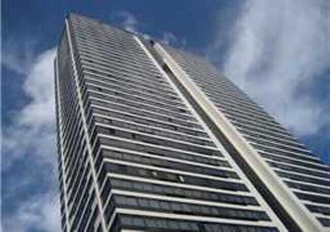 Building Photo - Royal Capitol Plaza 1 bedroom unit