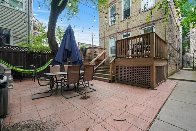 Building Photo - 1527 N Claremont Ave