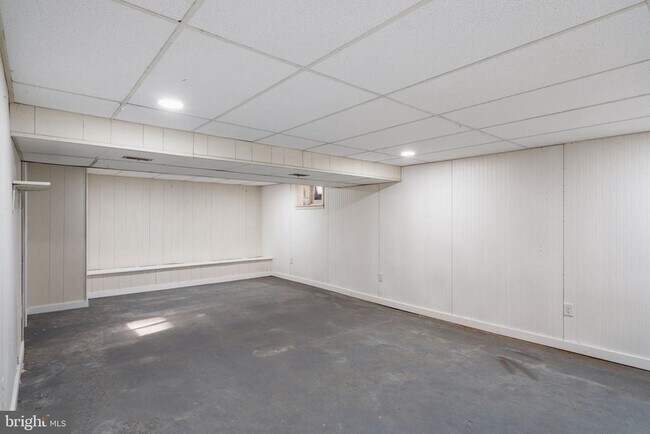 Building Photo - 310 Pine Tree Rd
