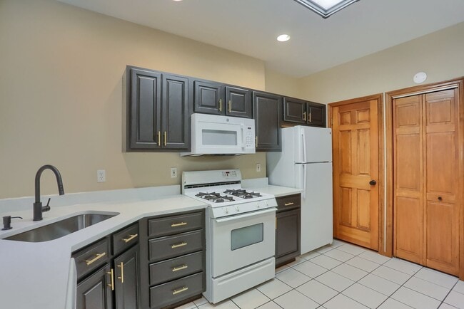 Building Photo - 2810 Sarah St