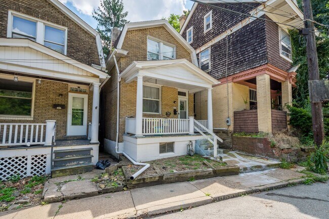 Building Photo - Sensational 2 bedroom home in Beechview available May 1!