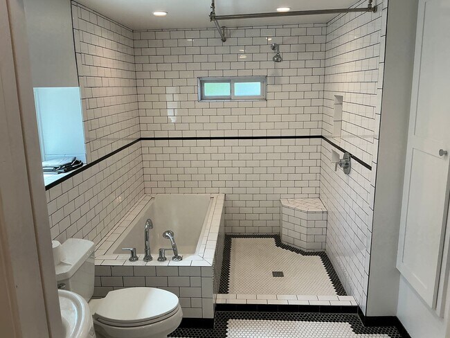 Building Photo - Beautiful 4 Bedroom 2 Bath Home in Old Tow...