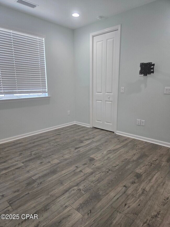 Building Photo - 8676 Weekend Dr