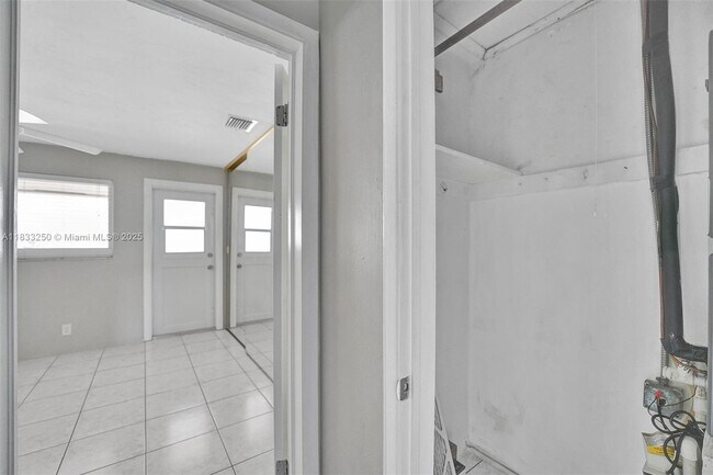 Building Photo - 2909 Middle River Dr