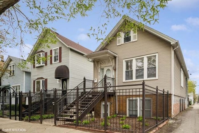 Building Photo - 2512 W Lyndale St