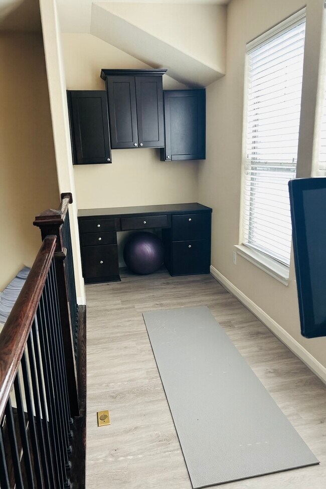 Building Photo - 1049 W 22nd St