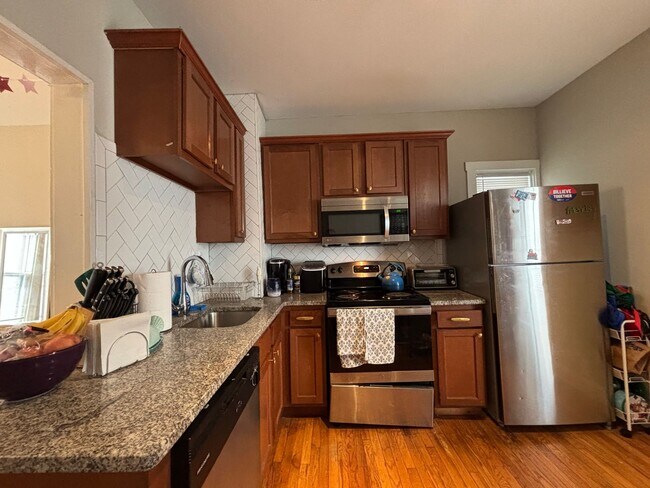 Building Photo - Single Family Home In The Park Ave Neighborhood!