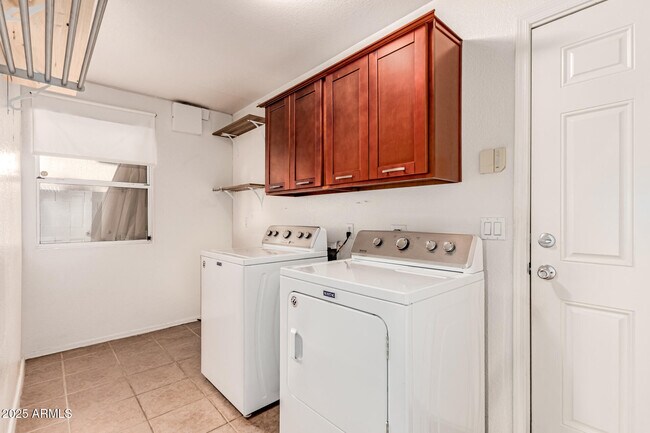 Building Photo - 1110 N Aspen Dr