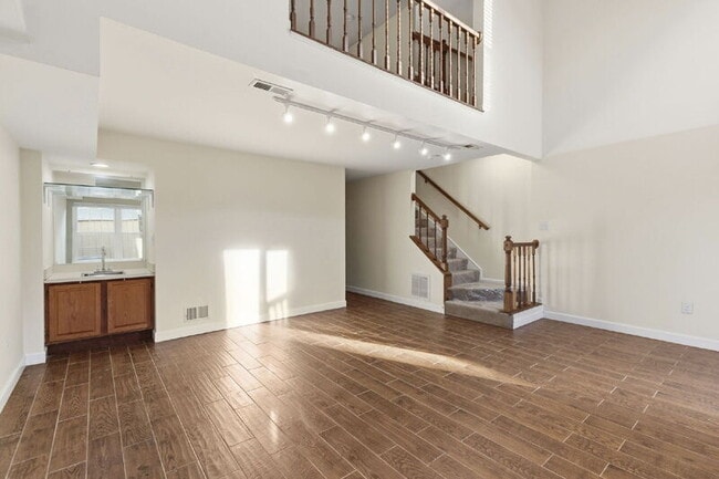 Building Photo - 335 Fullerton Pl