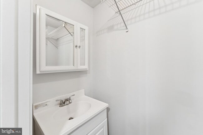 Building Photo - 7527 Belle Grae Dr