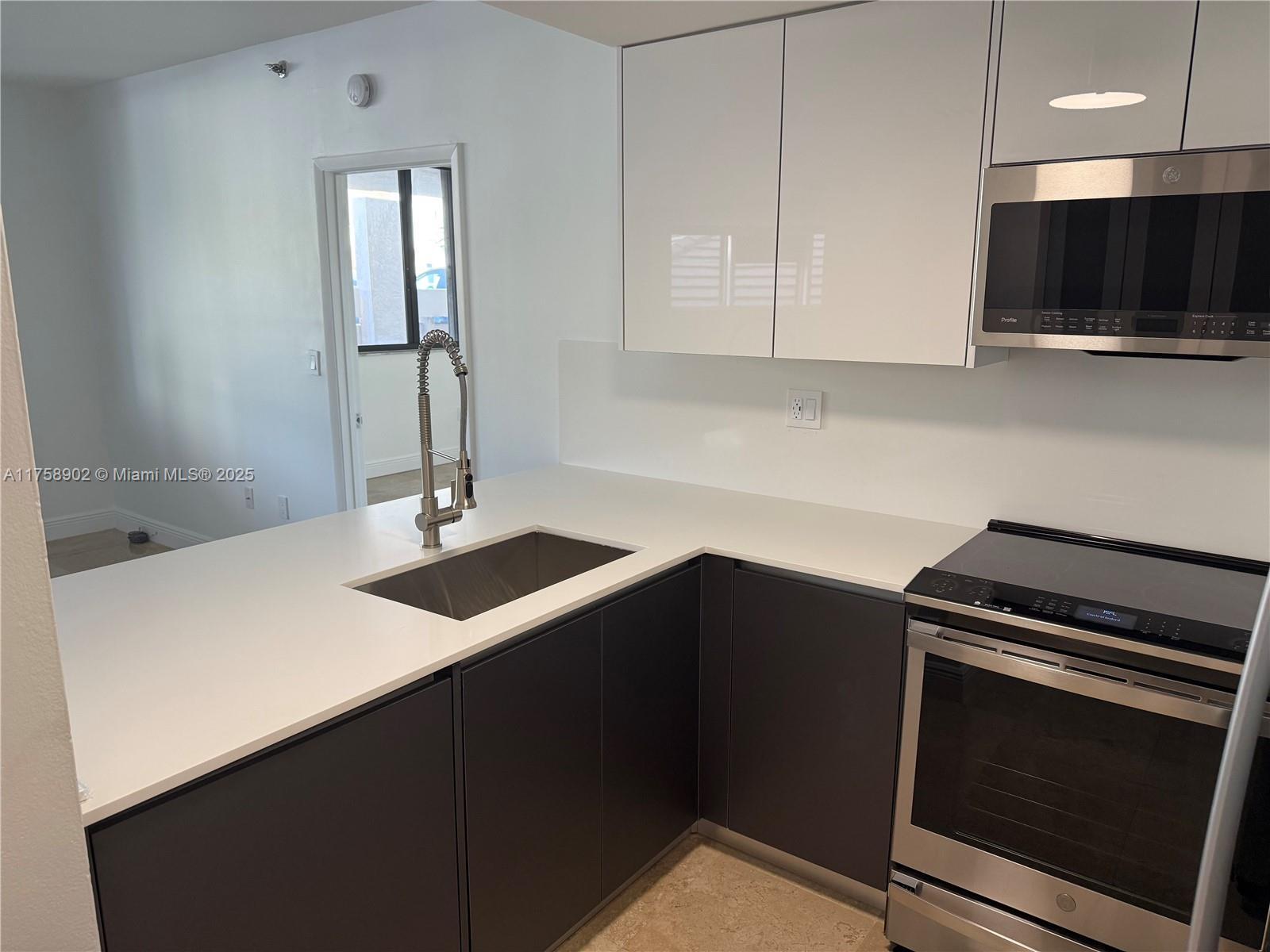 Building Photo - 540 Brickell Key Dr