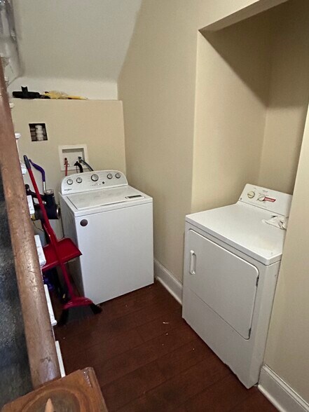 Building Photo - 2154 W Clifton Ave