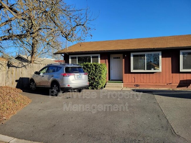 Primary Photo - 702 SW Isham St