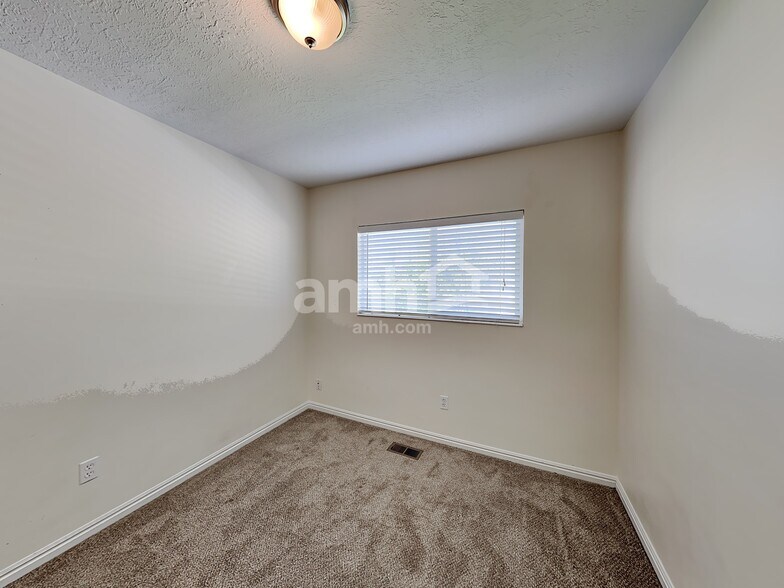 Building Photo - 5069 S Vista Dr