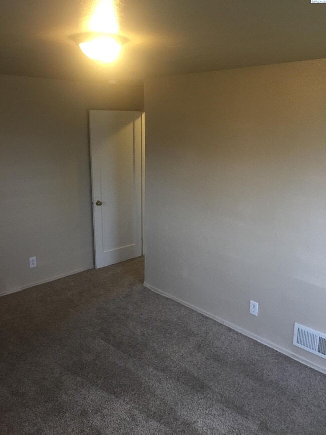 Building Photo - Spacious C Duplex for Rent