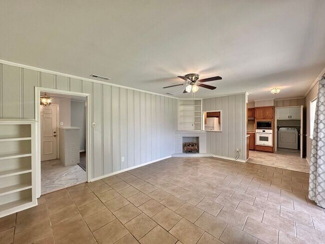 Building Photo - Spacious 3-Bed, 2-Bath Home with Large Sho...