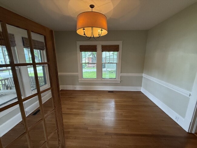 Building Photo - 2 Bedroom 1 Bathroom Home!
