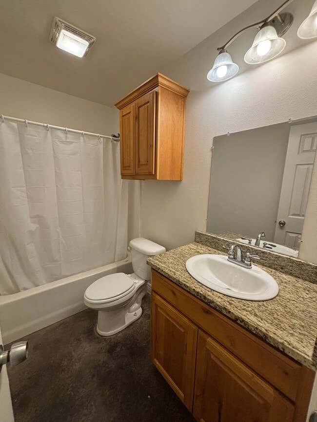 Building Photo - 1719 Lakeshore Dr