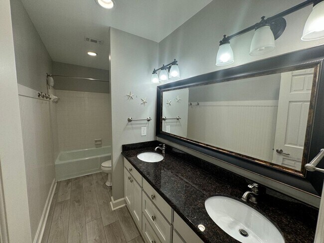 Building Photo - Gulf Breeze Proper - 5 bedroom, 3.5 bathro...