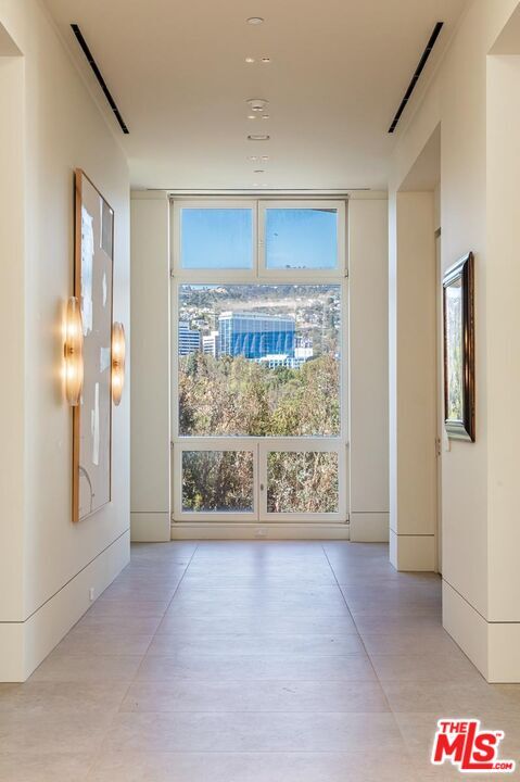 Building Photo - 455 N Palm Dr