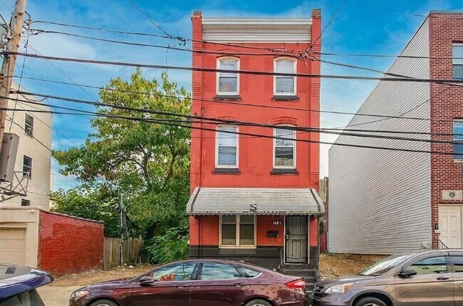 Building Photo - Stunning 6-Bedroom Townhome Near Temple University! Available August 2026!