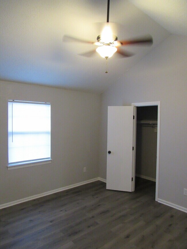 Building Photo - Cozy 2 bedrooms and 1.5 baths townhome located in Lee's Summit