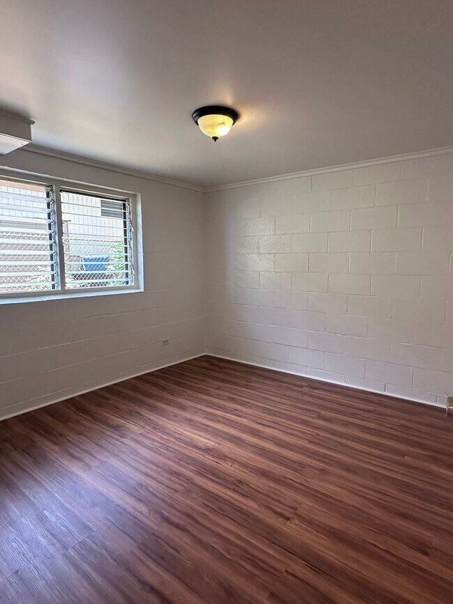 Building Photo - 1701 Skyline Dr