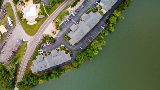 Building Photo - Lakefront Condo for Rent | 2 Bed, 2 Bath |...