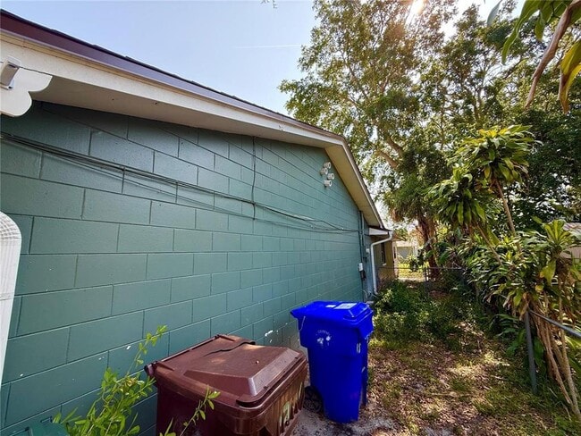 Building Photo - 1507 N Thacker Ave