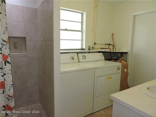 Building Photo - 952 Seneca Ave