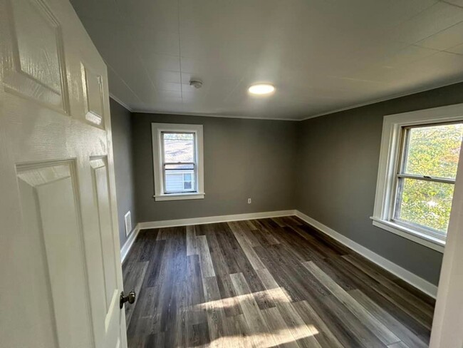 Building Photo - Amazing 4 bedroom 1 bath apartment home fo...