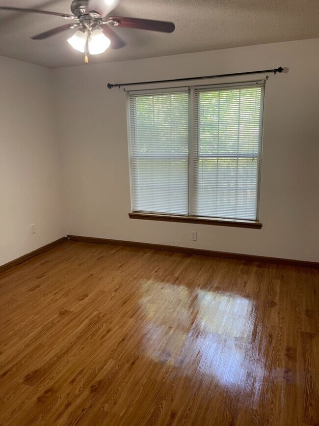 Building Photo - 2BR/2BA with W/D Included! AVAIL. 5/1/26