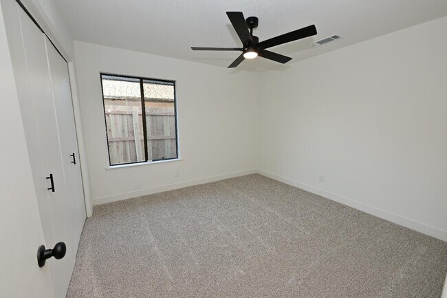 Building Photo - 8418 N Del Mar Ave