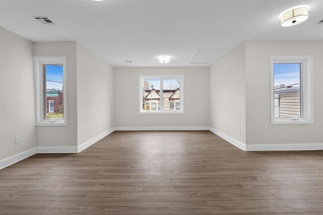 Building Photo - 414 6th St