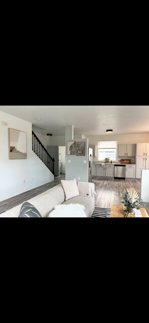 Building Photo - 503 NE San Rafael St