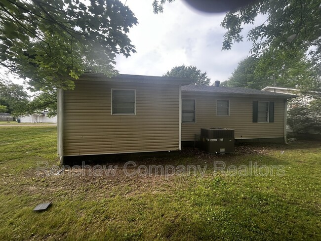 Building Photo - 109 McLin St