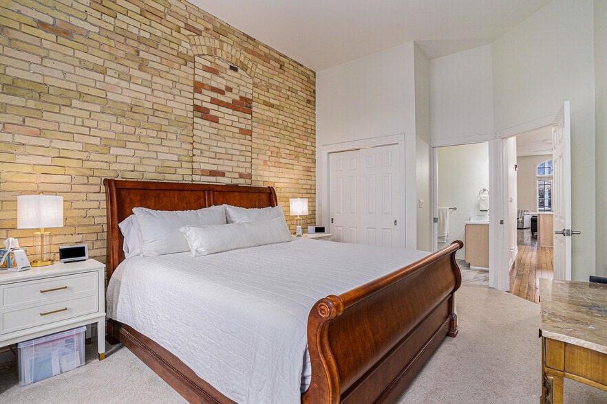 Building Photo - 32 E 8th St