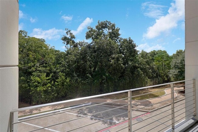 Building Photo - 604 N Bluff Dr