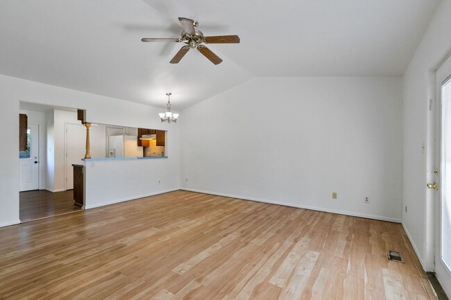 Building Photo - 833 Ponderosa Dr