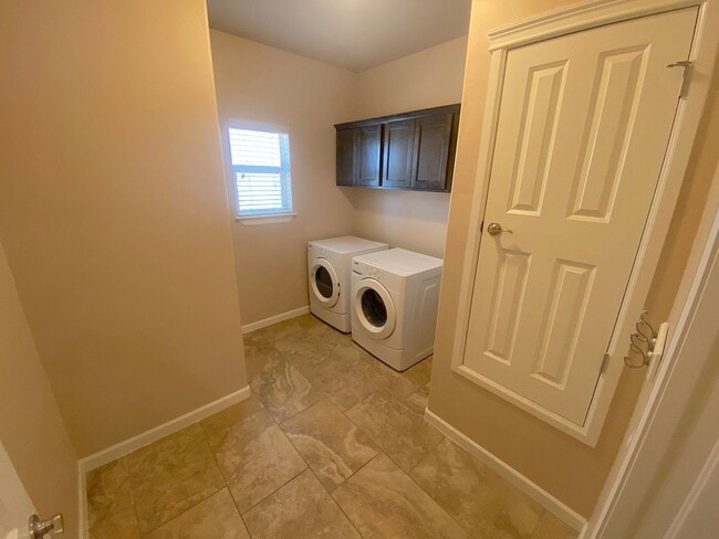 Building Photo - Gorgeous 4bed/3.5bath with 2 Master Bedrooms!