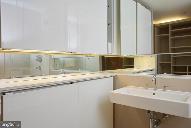 Building Photo - 925 H St NW